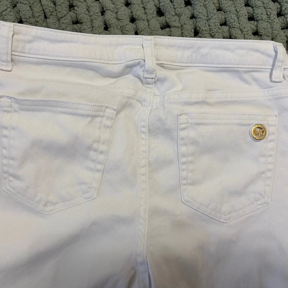 Michael Kors White Skinny Jeans – Size 8 – Gold Button Detail ✨🤍